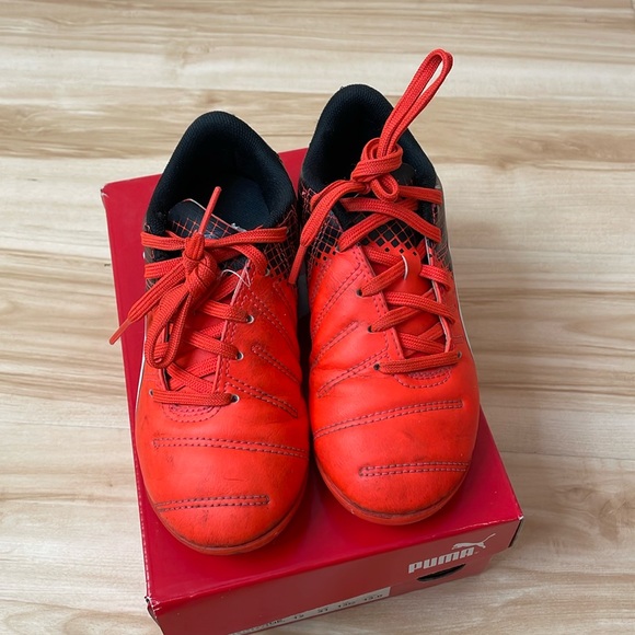 Puma soccer shoes - Picture 1 of 3